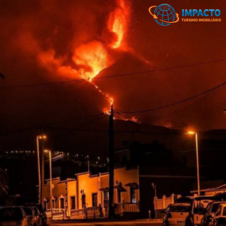 TURISTAS LOTAM LA PALMA PARA VER ERUPÇÃO DE VULCÃO